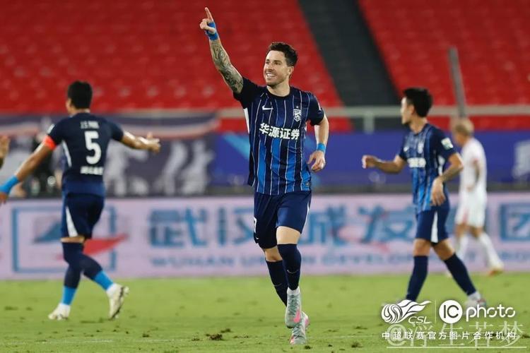 武汉双外援闪耀 两球力克青岛